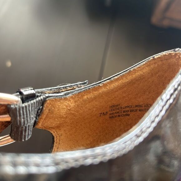 SOFFT Black Patent Leather Peep Toe Heeled Strap Buckle Sandle Size 7 - Picture 3 of 4